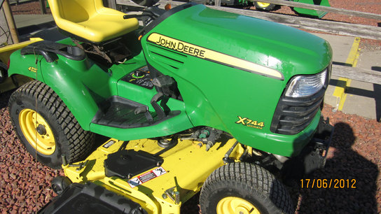 2006 John Deere X744