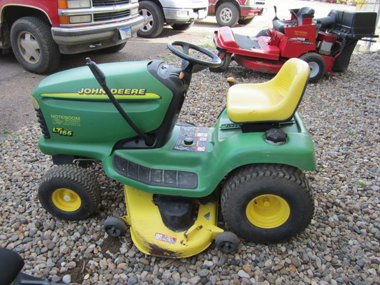  John Deere LT166