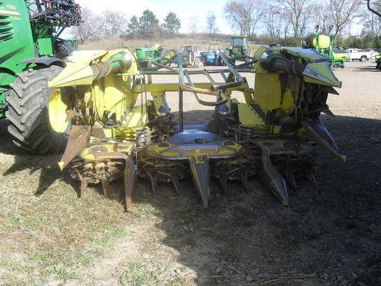 2003 John Deere 686