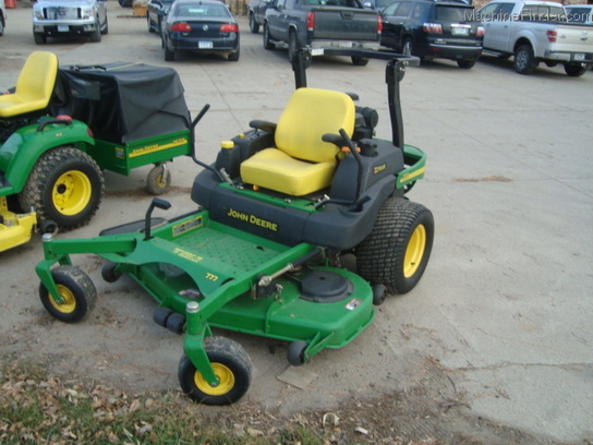 2005 John Deere 777