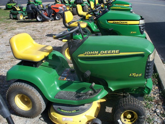  John Deere LT166
