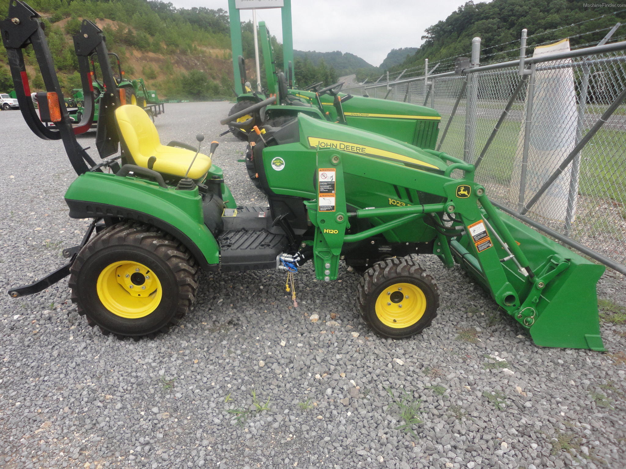 2011 John Deere 1023E Tractors Compact (140hp.) John Deere