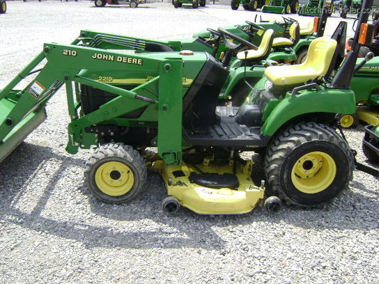 2004 John Deere 2210