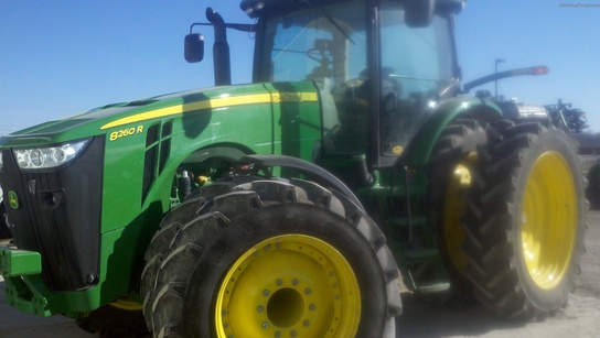 2011 John Deere 8260R