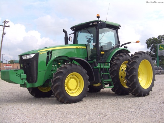 2011 John Deere 8260R