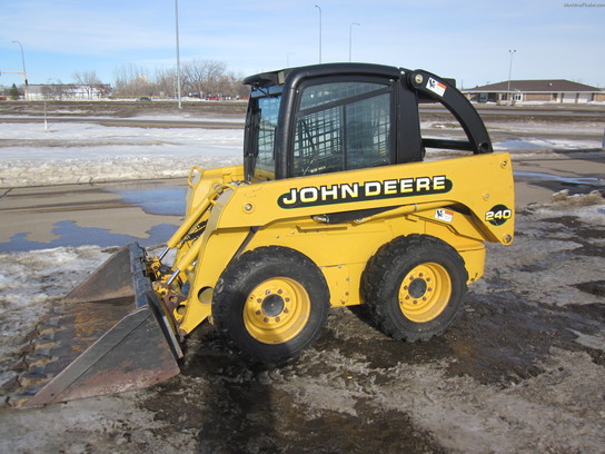 2000 John Deere 240
