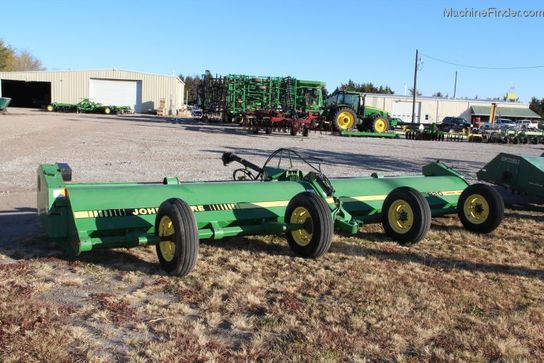 2004 John Deere 220