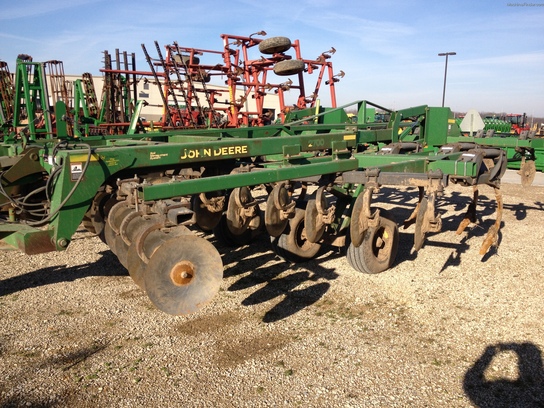2005 John Deere 2700