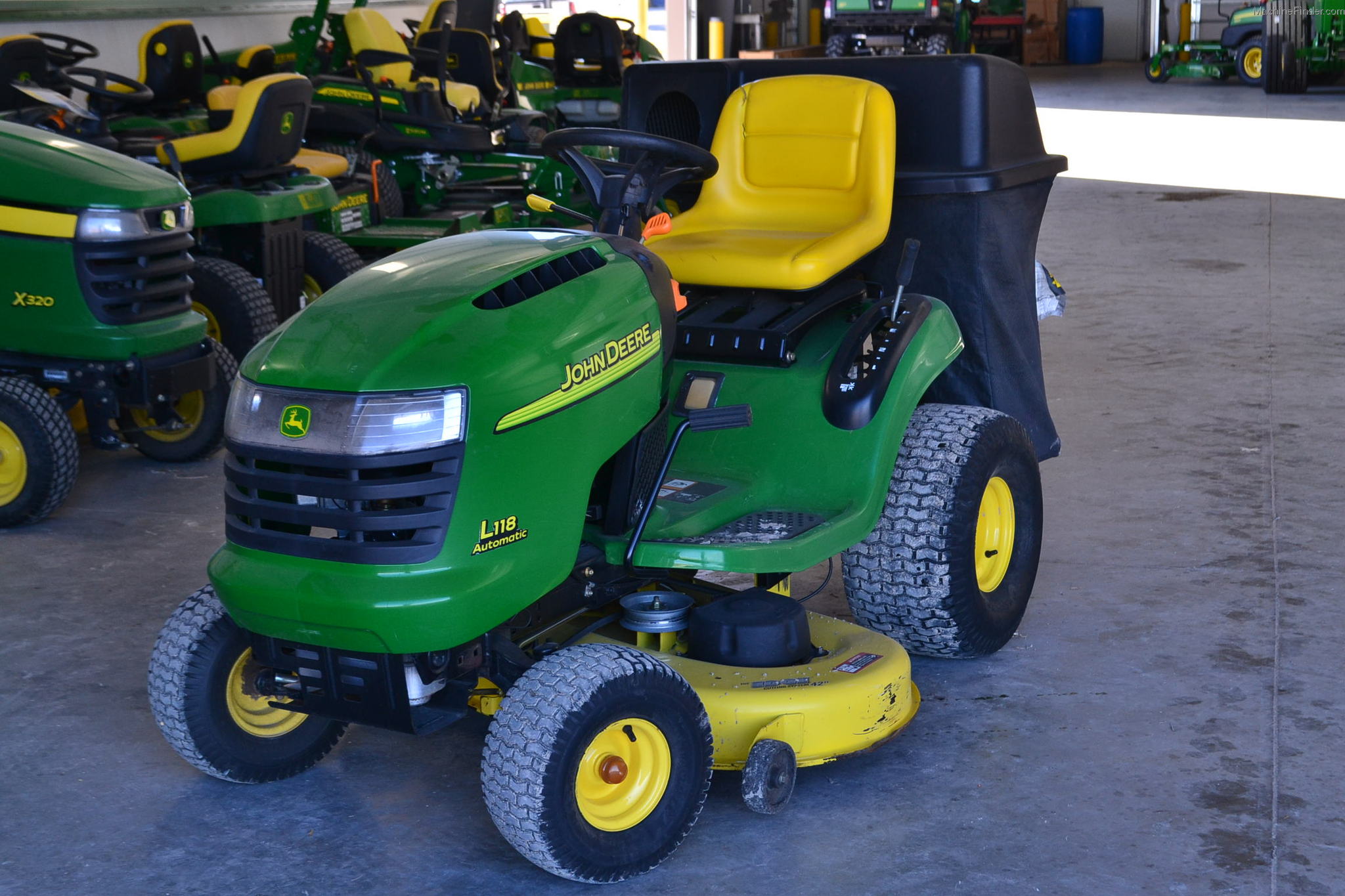 2004 John Deere L118 Lawn & Garden and Commercial Mowing John Deere