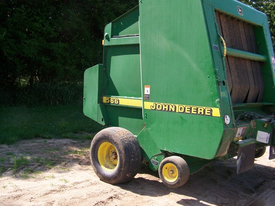 1998 John Deere 566