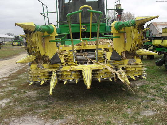 2008 John Deere 686