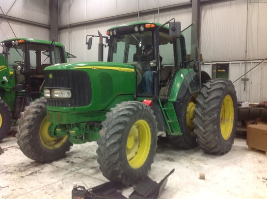 2005 John Deere 7320 Cab