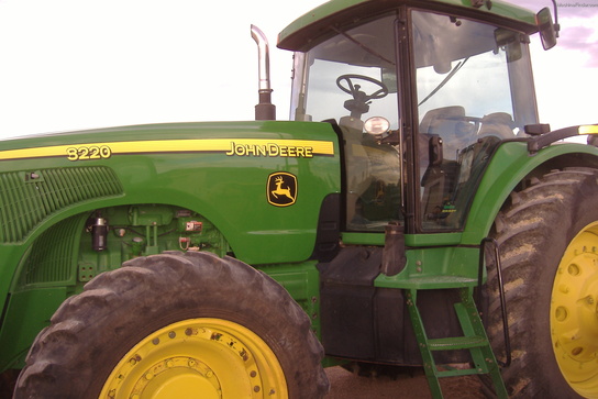 2002 John Deere 8220