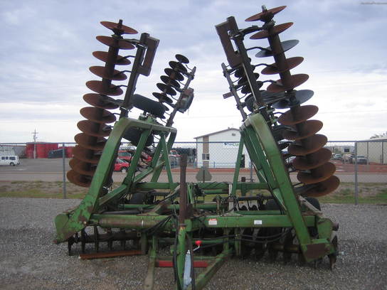  John Deere 335