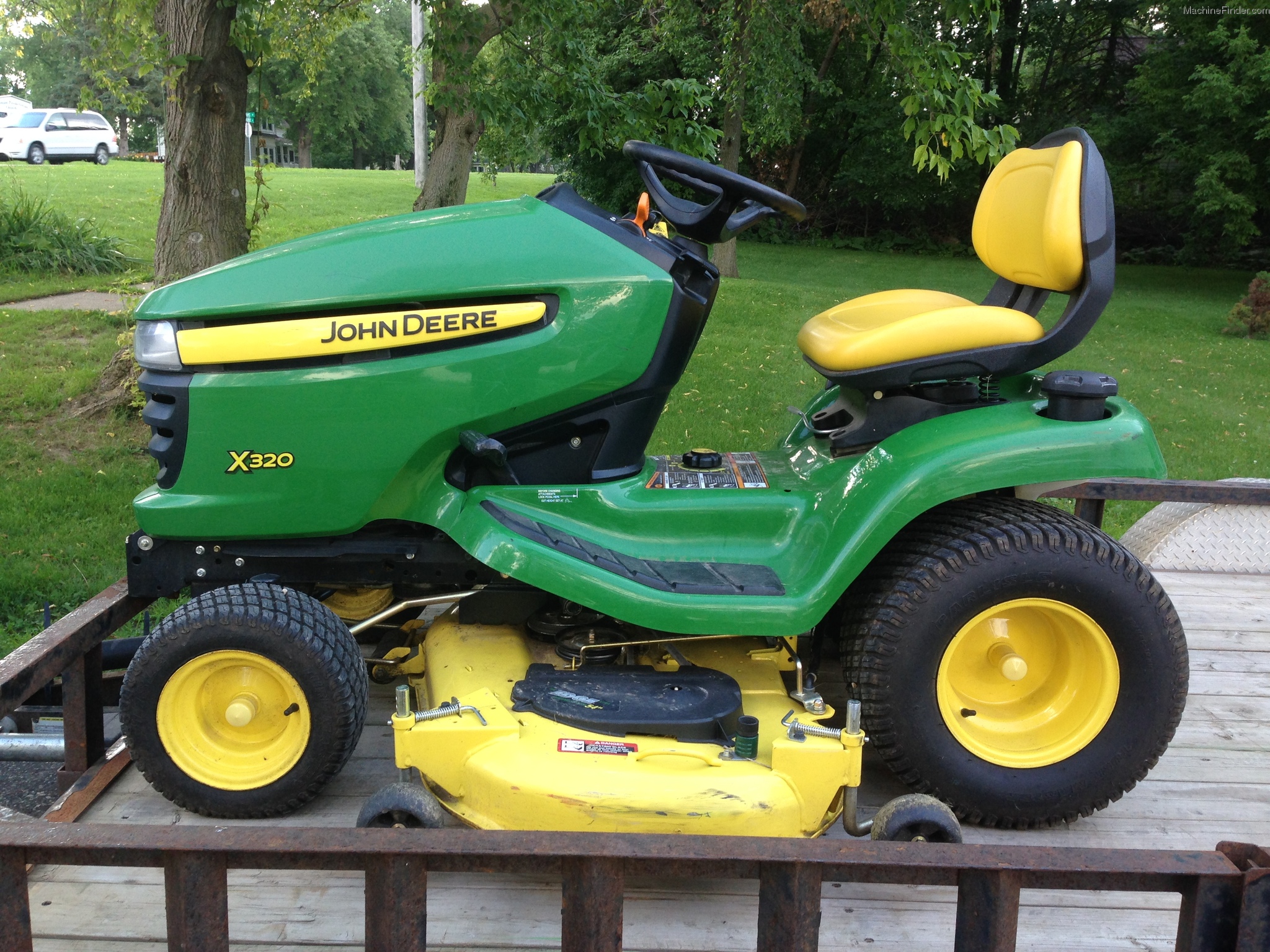 2011 John Deere X320 Lawn & Garden and Commercial Mowing John Deere