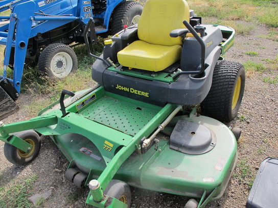 2003 John Deere 777