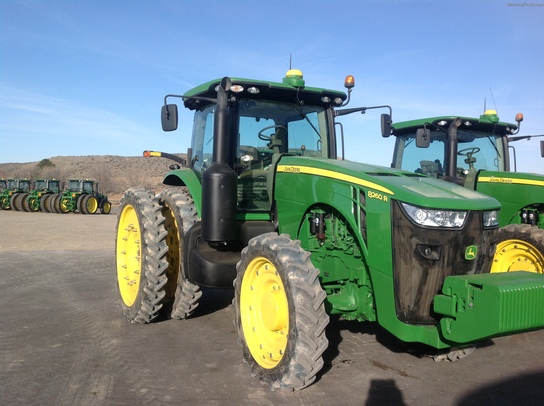  John Deere 8260R