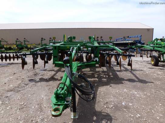 2010 John Deere 2700