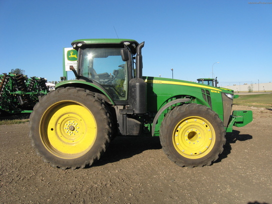 2011 John Deere 8235R