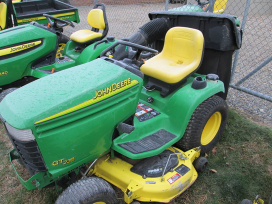 2005 John Deere GT235