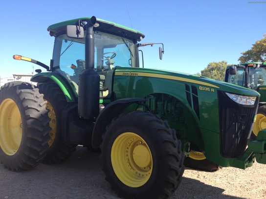 2011 John Deere 8235R