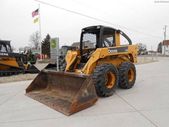  John Deere 325