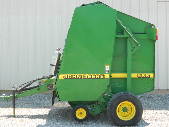 2000 John Deere 566