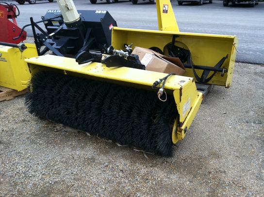 2010 John Deere 60 Broom
