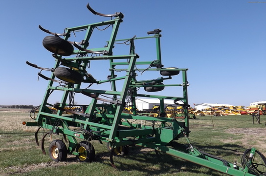 1997 John Deere 680 CHISEL