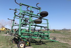1997 John Deere 680 CHISEL