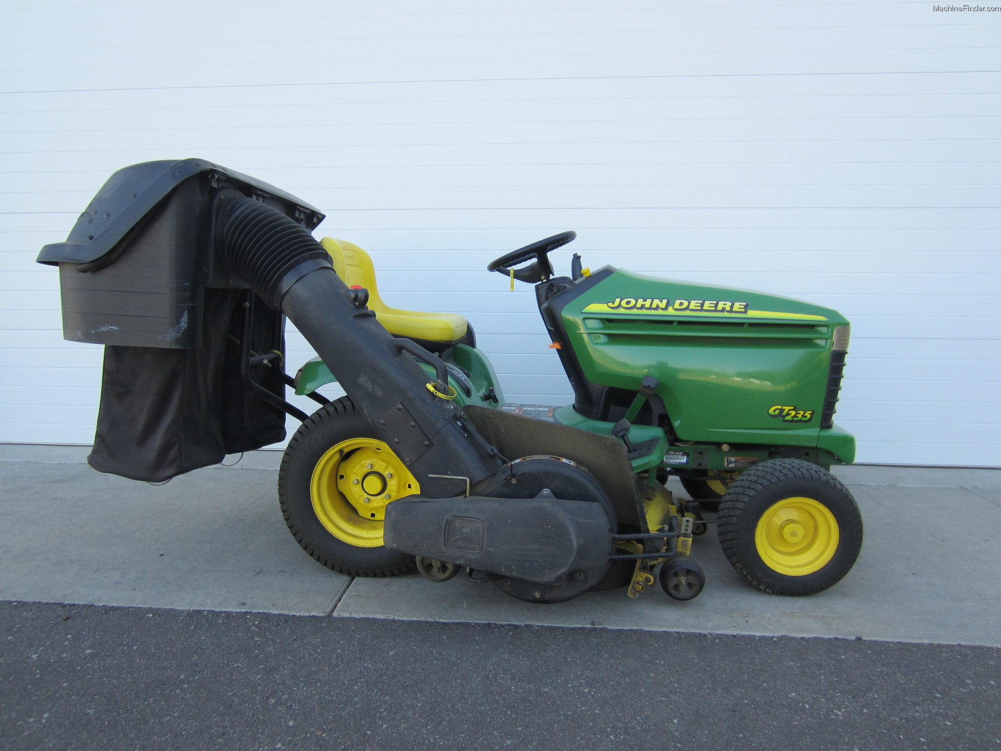 2000 John Deere GT235 Lawn & Garden and Commercial Mowing John Deere
