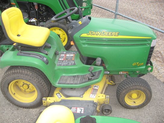 2004 John Deere GT 235
