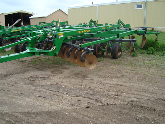 2011 John Deere 2700