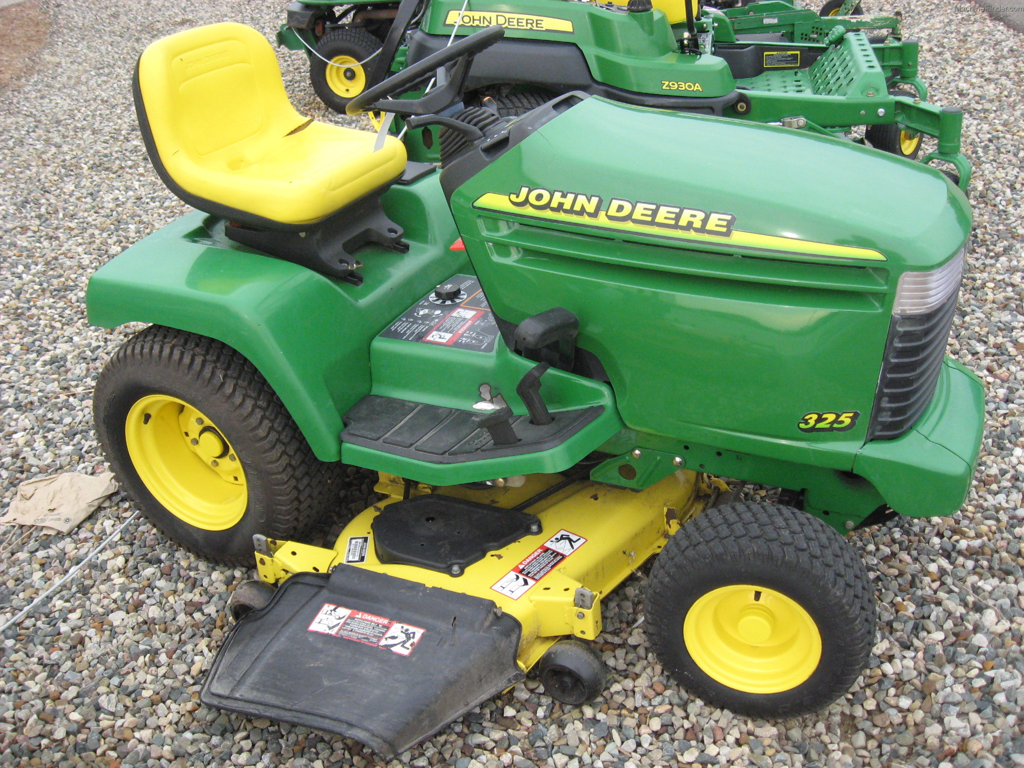 2000 John Deere 325 Lawn & Garden and Commercial Mowing John Deere