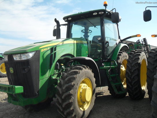 2012 John Deere 8260R