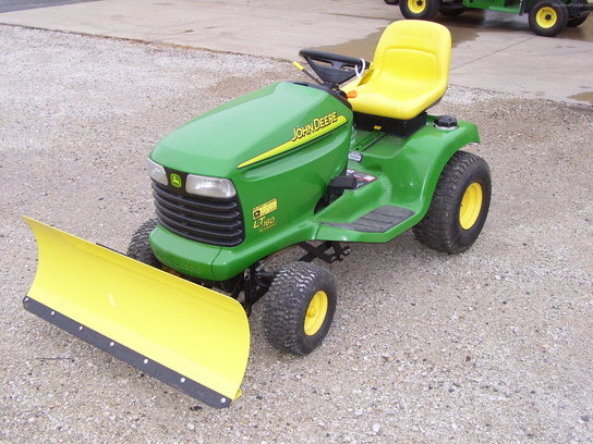 2003 John Deere LT160 Lawn & Garden and Commercial Mowing John Deere
