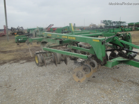 2001 John Deere 2700