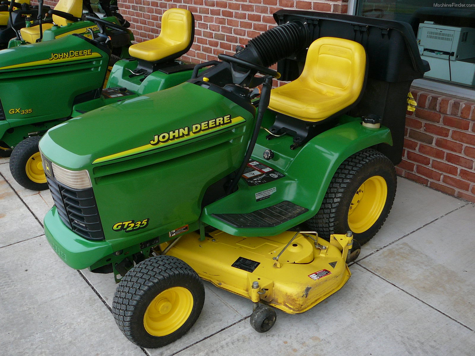 1999 John Deere GT235 Lawn & Garden and Commercial Mowing John Deere