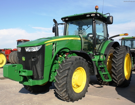 2011 John Deere 8260R