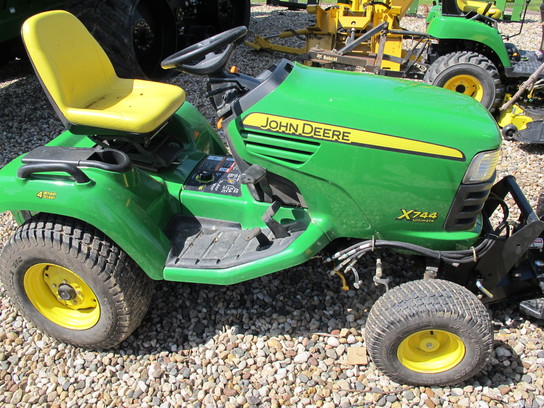 2007 John Deere X744