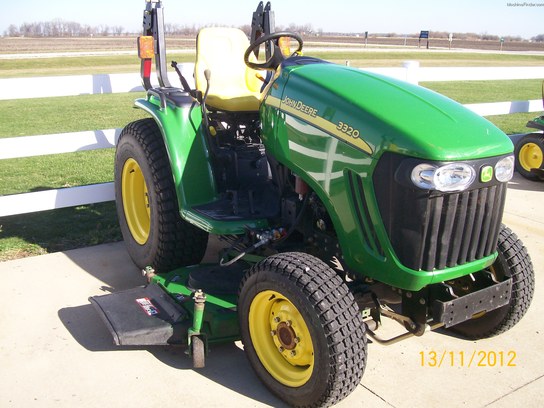  John Deere 3320
