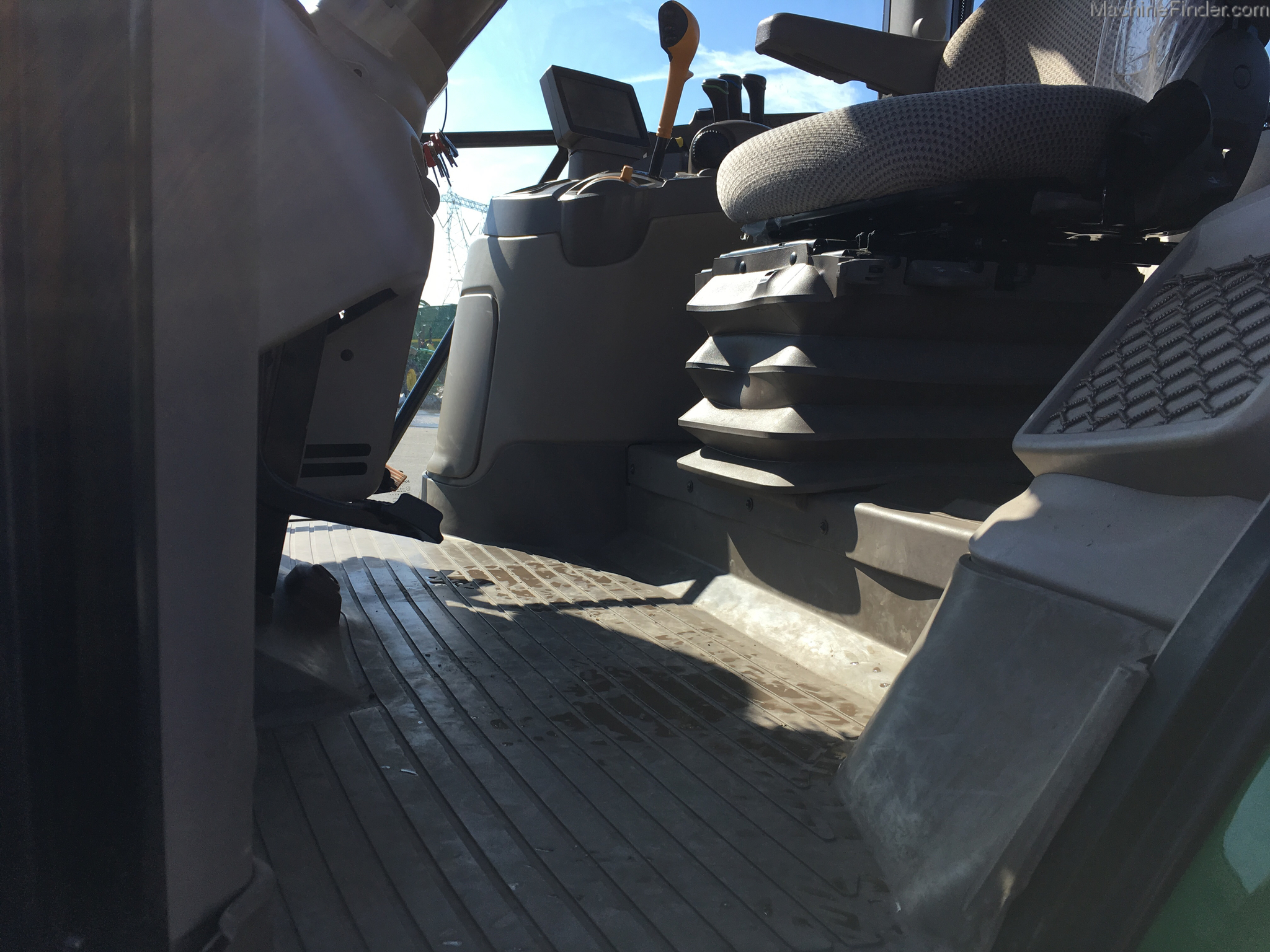 2015 John Deere 6110R Image 12