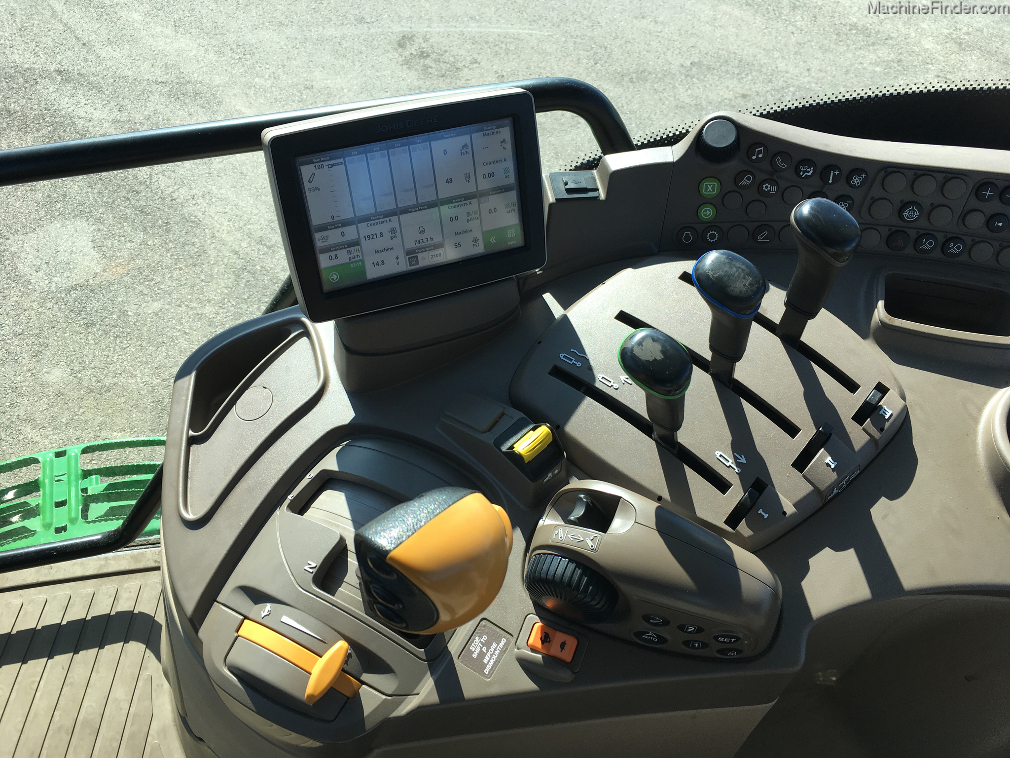 2015 John Deere 6110R Image 10