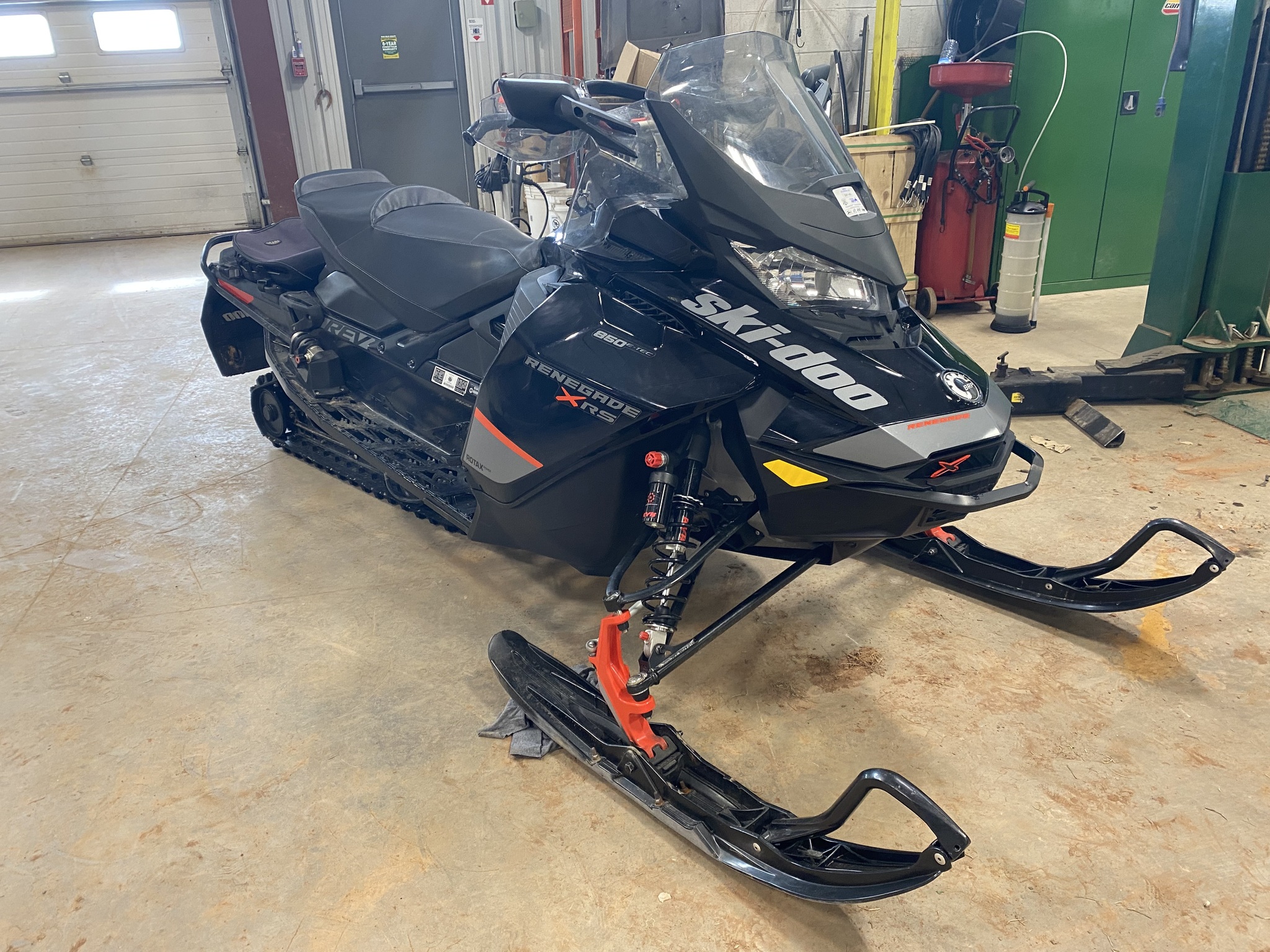 2020 Ski Doo SM RENEGADE XRS 850 / BLACK Image 10