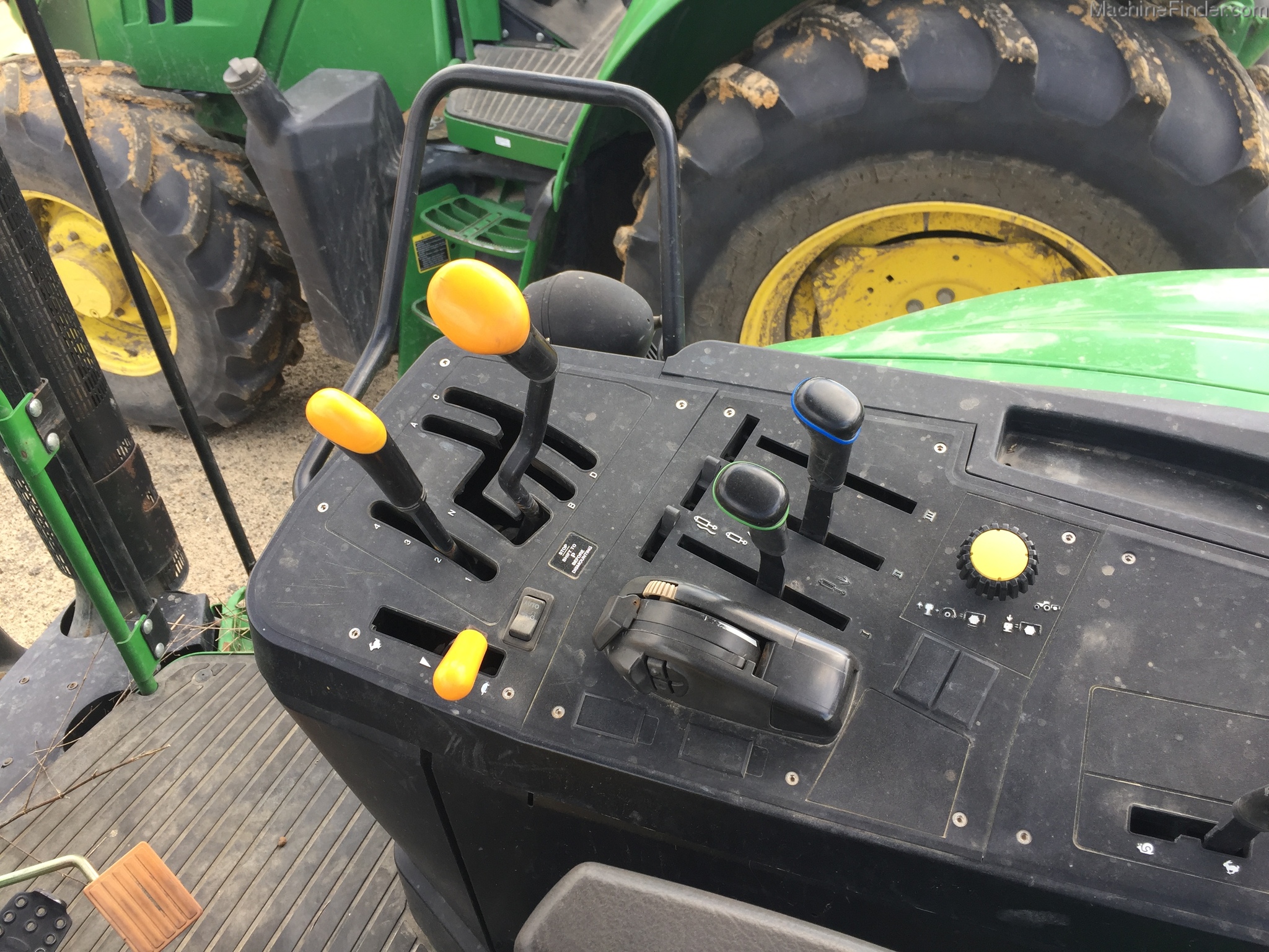 2013 John Deere 6105M Image 5