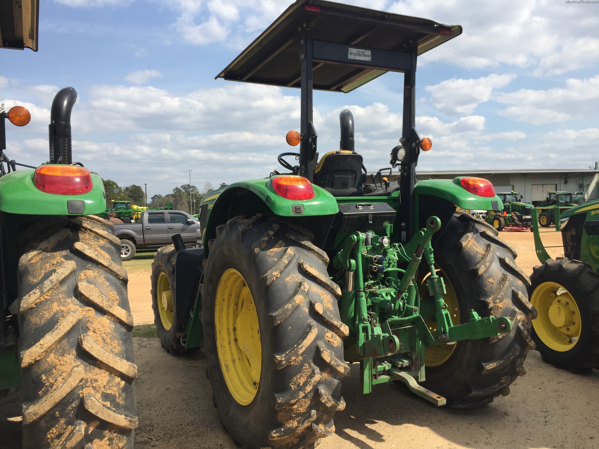 2013 John Deere 6105M Image 4