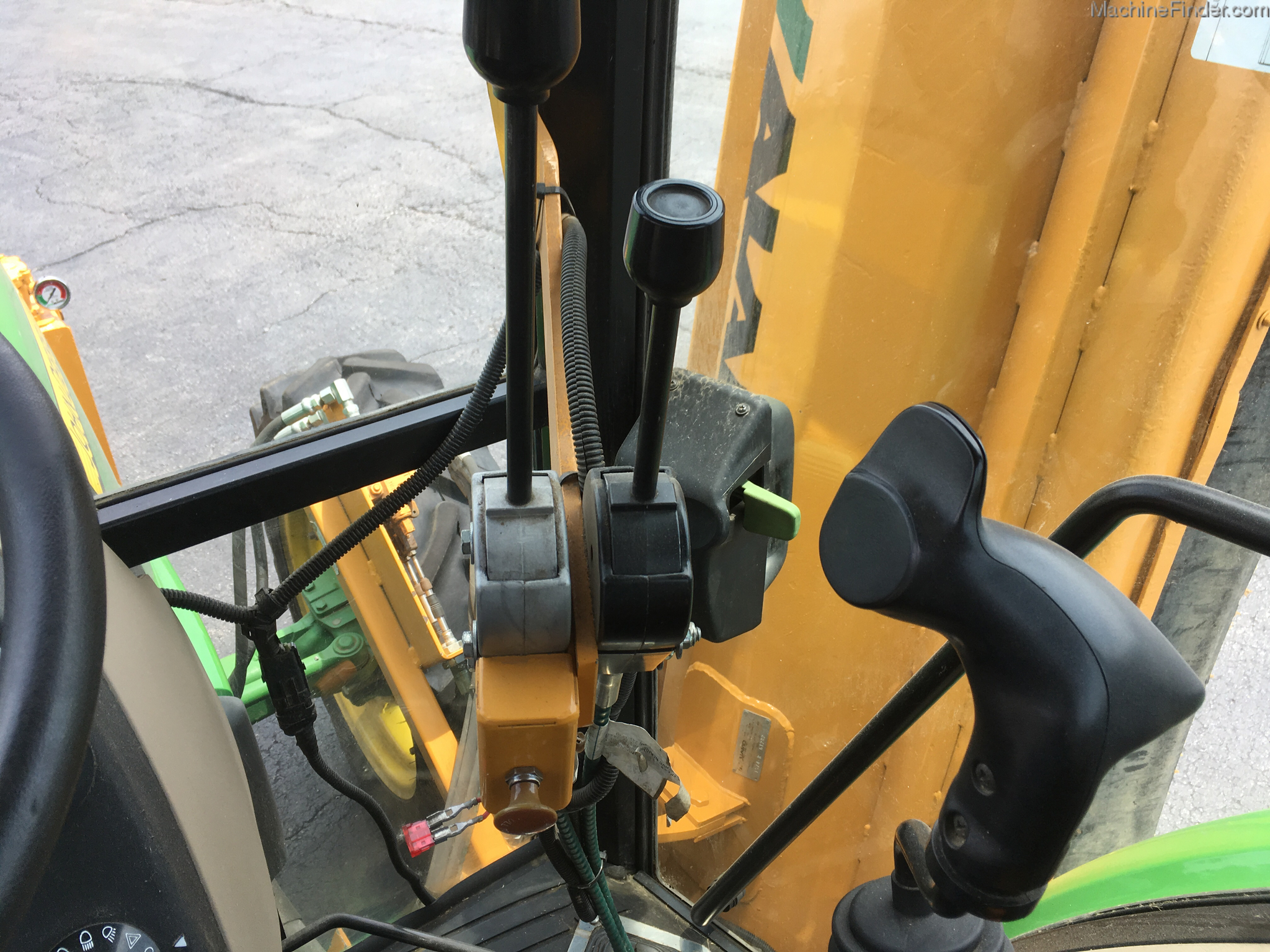 2011 John Deere 5085M Image 10