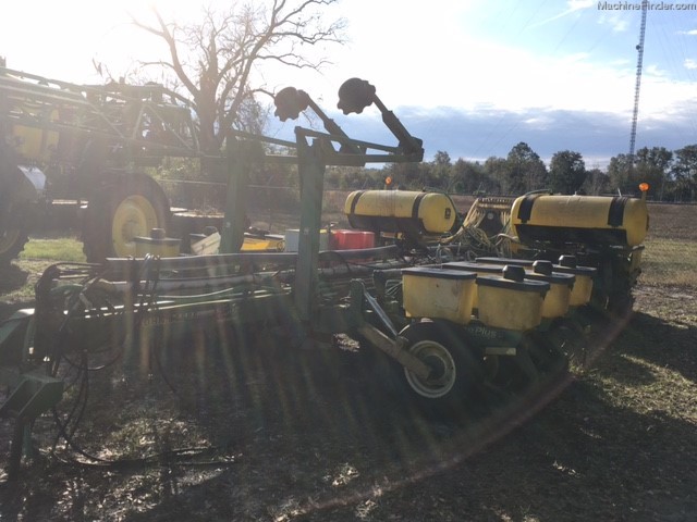 2000 John Deere 1770 Image 9