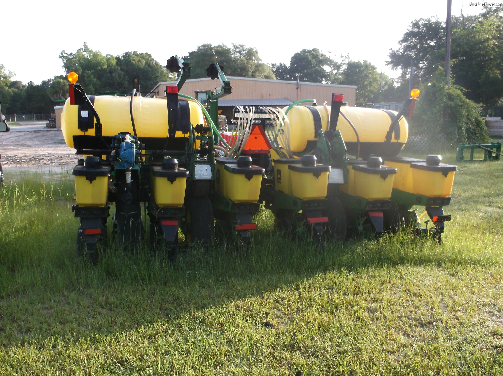 2000 John Deere 1770 Image 2