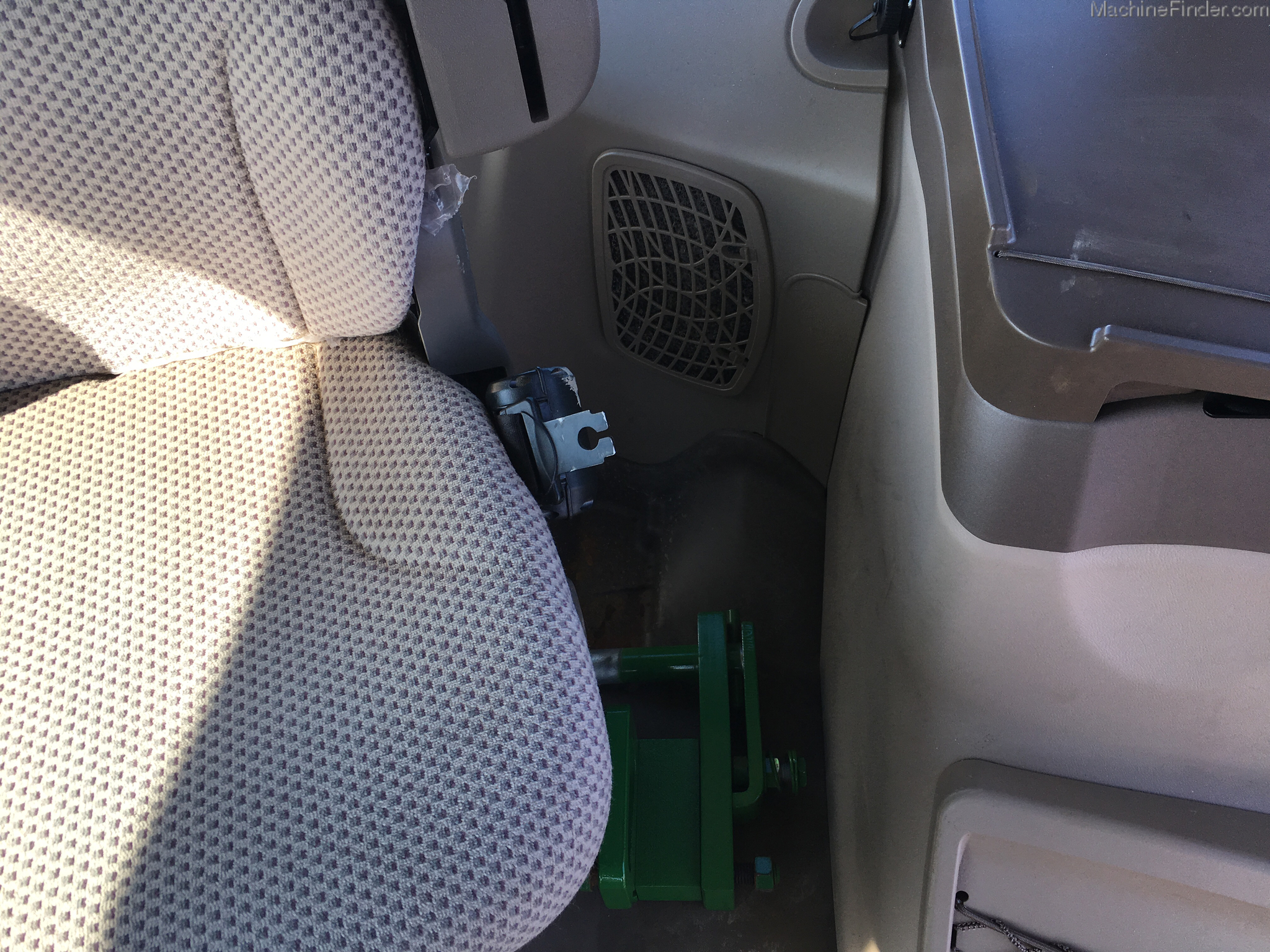 2015 John Deere 6110R Image 11